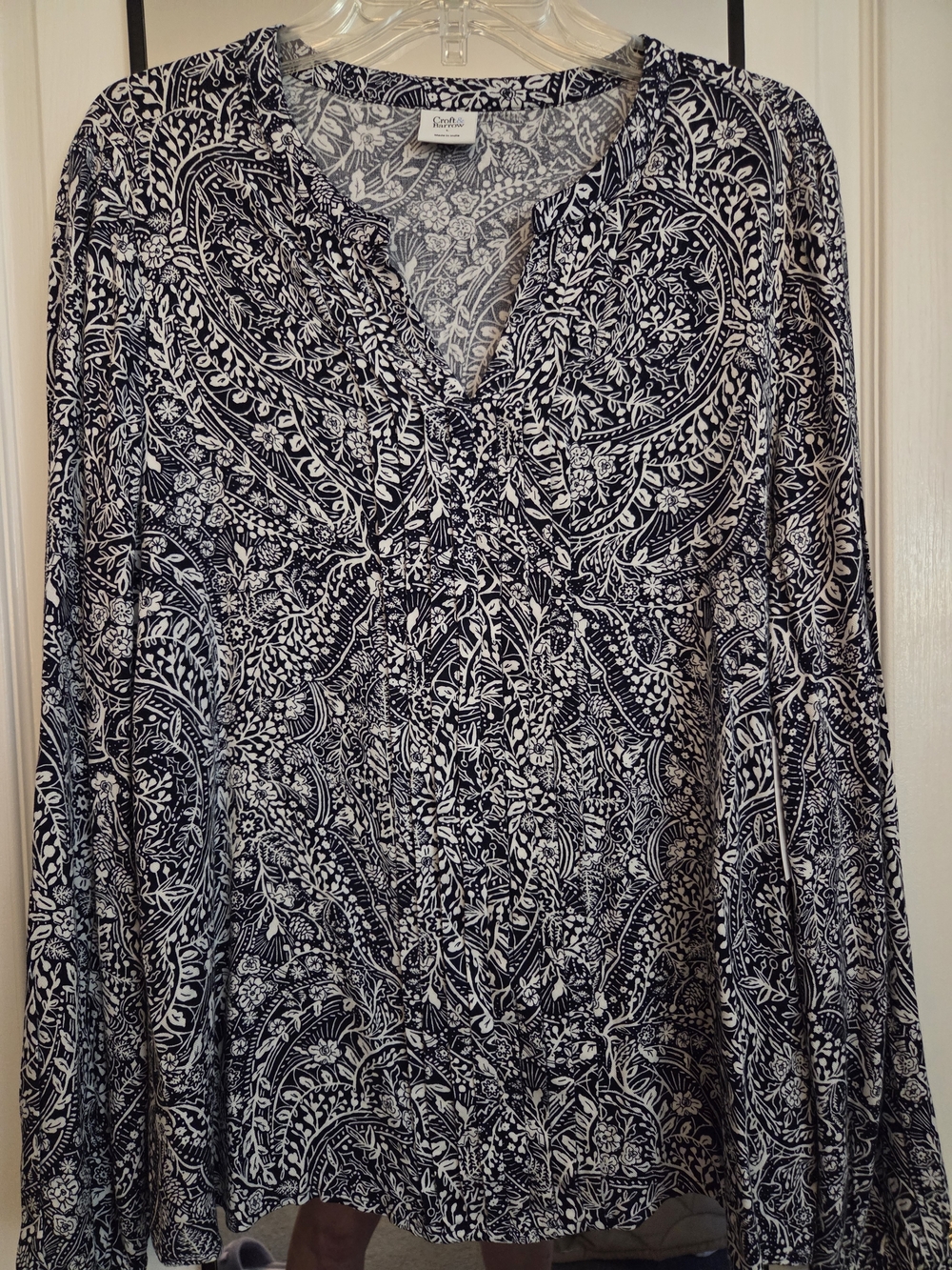 Croft & Barrow Black and White Floral Long Sleeve V-Neck Blouse